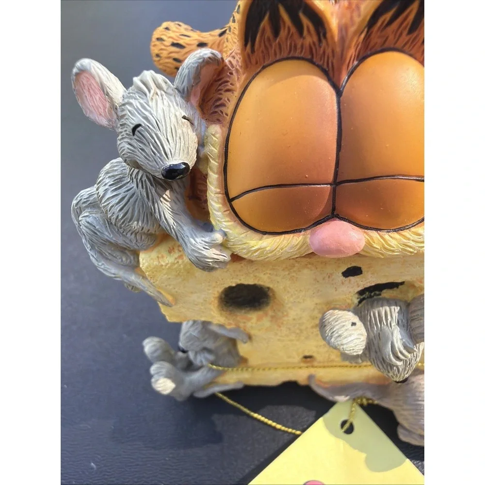 RARE Westland 2349 Paws Garfield Cat Sitting On Top Of The World Music Box Works